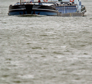 Binnenschiff auf dem Rhein; Bild: dpa