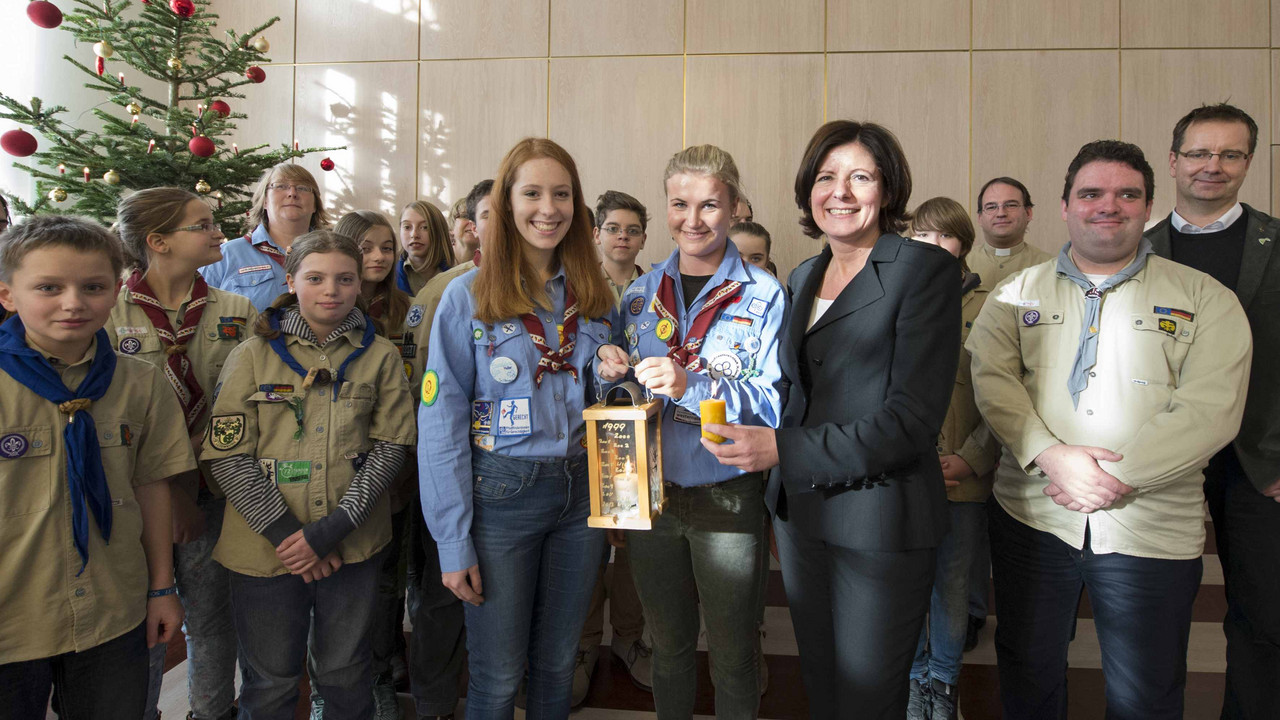 Die Übergabe des Friedenslichts an Ministerpräsidentin Malu Dreyer; Bild: Peter Pulkowski / © Staatskanzlei