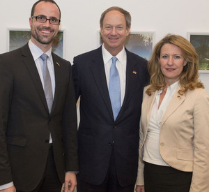 Der Chef der Staatskanzlei, Clemens Hoch, und die Vorstandsvorsitzende der Atlantischen Akademie, Staatssekretärin Heike Raab, begrüßten US-Botschafter John B. Emerson in der Mainzer Staatskanzlei; Bild: Pulkowski / © Staatskanzlei RLP