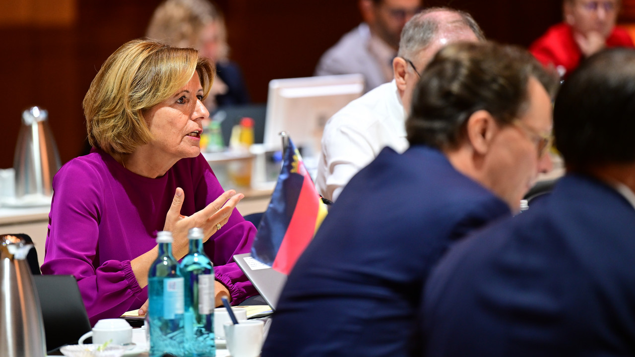 Malu Dreyer während der Ministerpräsidentenkonferenz im Gespräch am 13.10.2023.