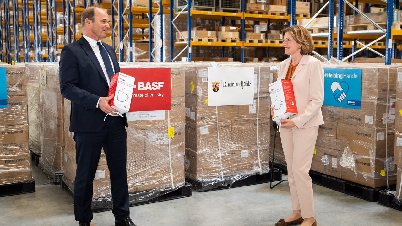 BASF-Vorstandsvorsitzender Dr. Martin Brudermüller und Ministerpräsidentin Malu Dreyer im Zentrallager der BASF in Frankenthal