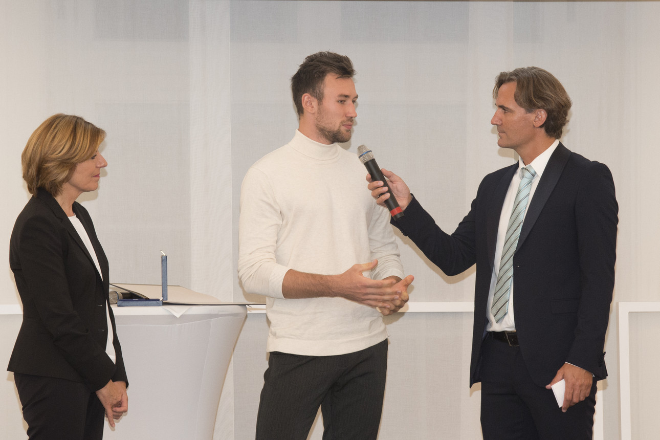 Niklas Kaul wird auf der Bühne während der Verleihung der Sportplakette interviewt