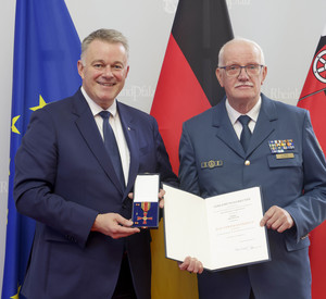 Ministerpräsident Gordon Schnieder überreicht Bundesverdienstkreuz an Uwe Keller
Für seine Verdienste als langjähriger Ortsbeauftragter des THW Germersheim und sein außerordentliches ehrenamtliches Engagement verleiht der Bundespräsident Frank-Walter Steinmeier, Uwe Keller das Verdienstkreuz am Bande des Verdienstordens der Bundesrepublik Deutschland.
In über 50 Jahren ehrenamtlichem Einsatz im THW Germersheim, seit 2005 als Ortsbeauftragter, engagierte sich Keller in höchstem Maße für den Katastrophenschutz und übernahm auch in schwierigsten Zeiten Verantwortung, beispielsweise im Rahmen der Flutkatastrophe bei der Rettung von 31 Personen in Kordel/Kyll. Uwe Keller ist auch darüber hinaus engagiert, darunter als stellvertretender Vorsitzender der Ökumenischen Sozialstation Germersheim-Lingenfeld e.V., als Mitglied im Presbyterium Germersheim oder Mitglied des THW-Landesausschusses. 15.10.26 Foto: ©Stefan F. Sämmer, www.saemmer.eu, +49 163 7343300
