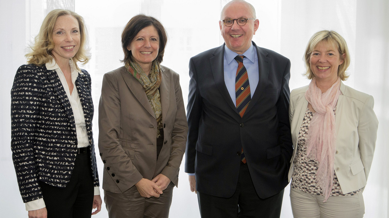 Ministerpräsidentin Malu Dreyer mit dem Präsidenten der Deutschen Forschungsgemeinschaft, Prof. Dr. Peter Strohschneider (2. v. r.), der Generalsekretärin Dorothee Dzwonnek (li.) und Wissenschaftsministerin Doris Ahnen; Bild: Melanie Bauer / © Staatsk