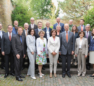 Ministerpräsidentin Malu Dreyer und der BASF-Vorstandsvorsitzende Dr. Kurt Bock zusammen mit dem Ministerrat und dem Vorstand der BASF nach der gemeinsamen Kabinettssitzung in Forst; Bild: BASF