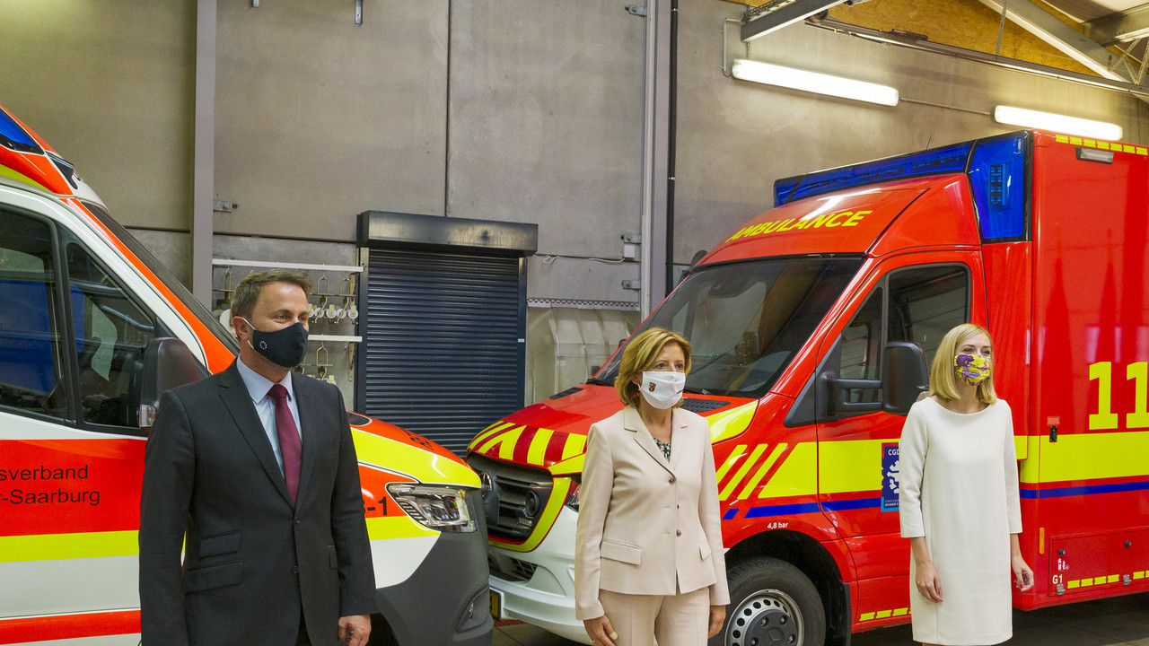 Luxemburg und Rheinland-Pfalz vereinbaren grenzüberschreitende Notfallrettung Ministerpräsidentin Malu Dreyer, Xavier Bettel, Premierminister des Großherzogtums Luxemburg, und Taina Bofferding, Ministerin für Inneres des Großherzogtums Luxemburg, haben ein Abkommen über die grenzüberschreitende Notfallrettung unterzeichnet.