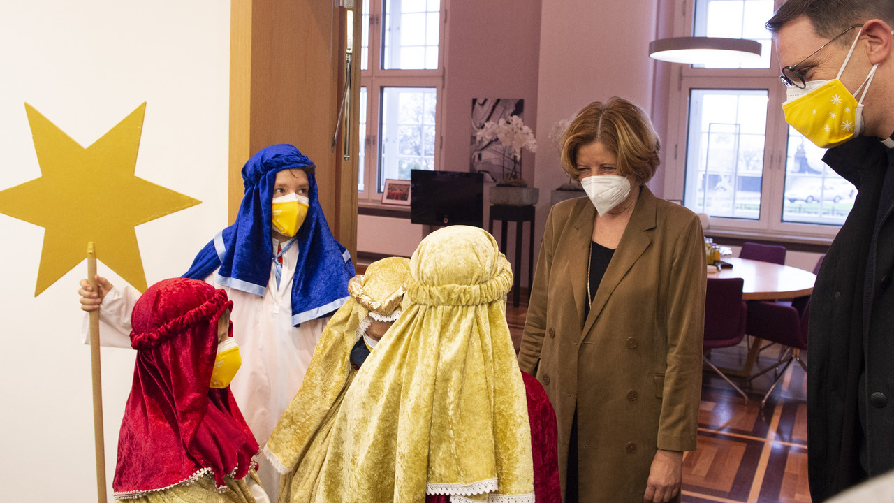 Ministerpräsidentin Malu Dreyer nimmt den Segenswunsch der Sternsinger entgegen.