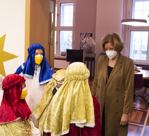 Ministerpräsidentin Malu Dreyer nimmt den Segenswunsch der Sternsinger entgegen.