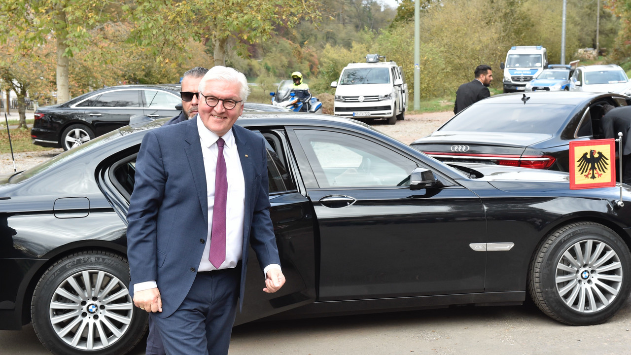Bundespräsident Steinmeier steigt aus dem Auto.
