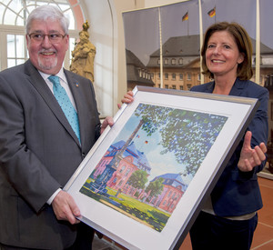 Ministerpräsidentin Malu Dreyer überreicht Landtagspräsident Joachim Mertes ein Bild