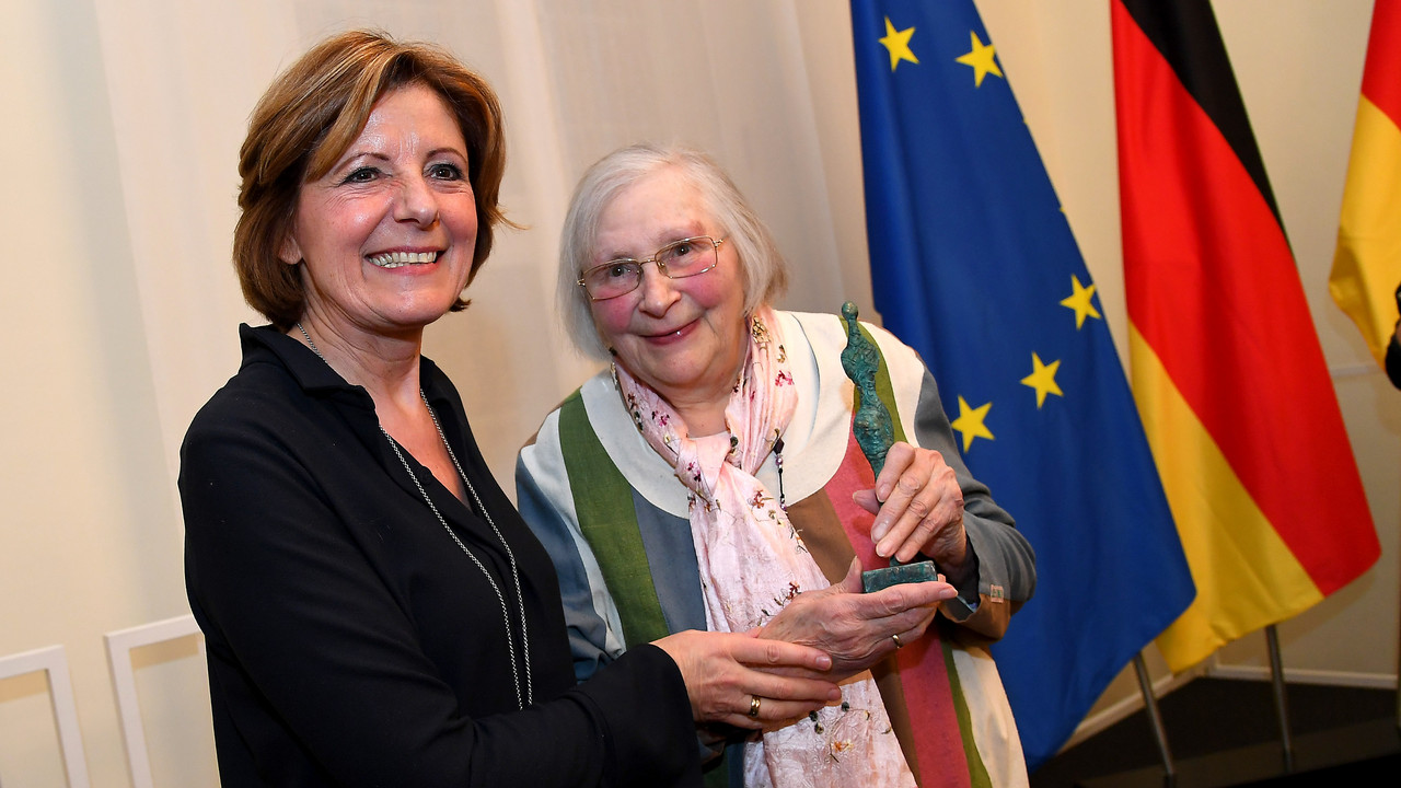 Ministerpräsidentin Malu Dreyer verleiht den neuen Marie Juchacz-Frauenpreis an Marlies Krämer