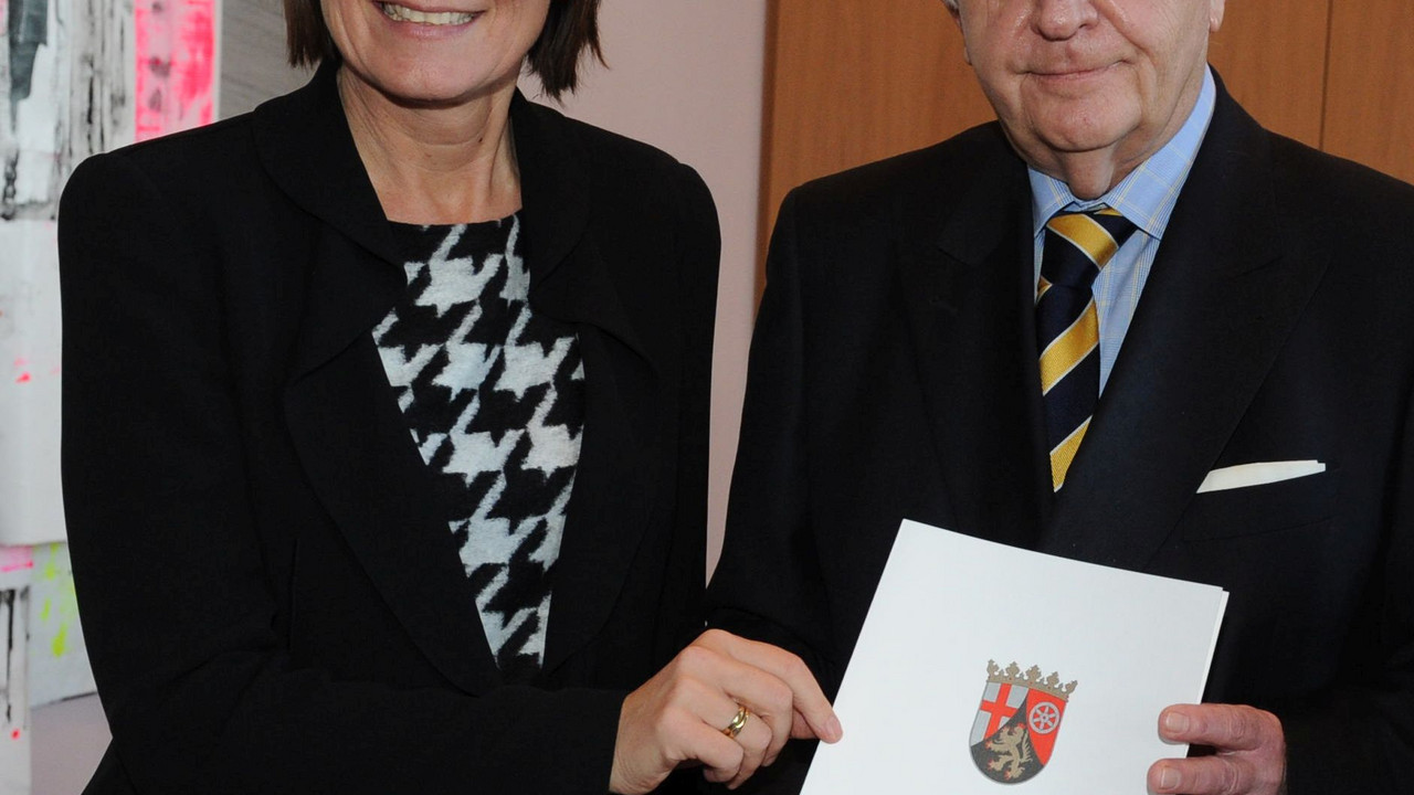 Der Präsident des Rechnungshofs, Klaus P. Behnke, bekam von Ministerpräsidentin Malu Dreyer das Bestellungsschreiben zum Landesbeauftragten für Wirtschaftlichkeit in der Verwaltung (LWV) überreicht; Foto: Schäfer / © Staatskanzlei RLP