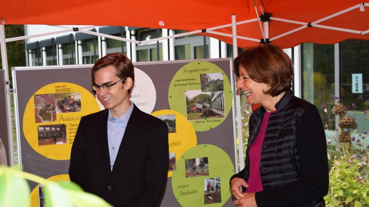 Ministerpräsidentin Malu Dreyer mit Schüler der IGS Koblenz