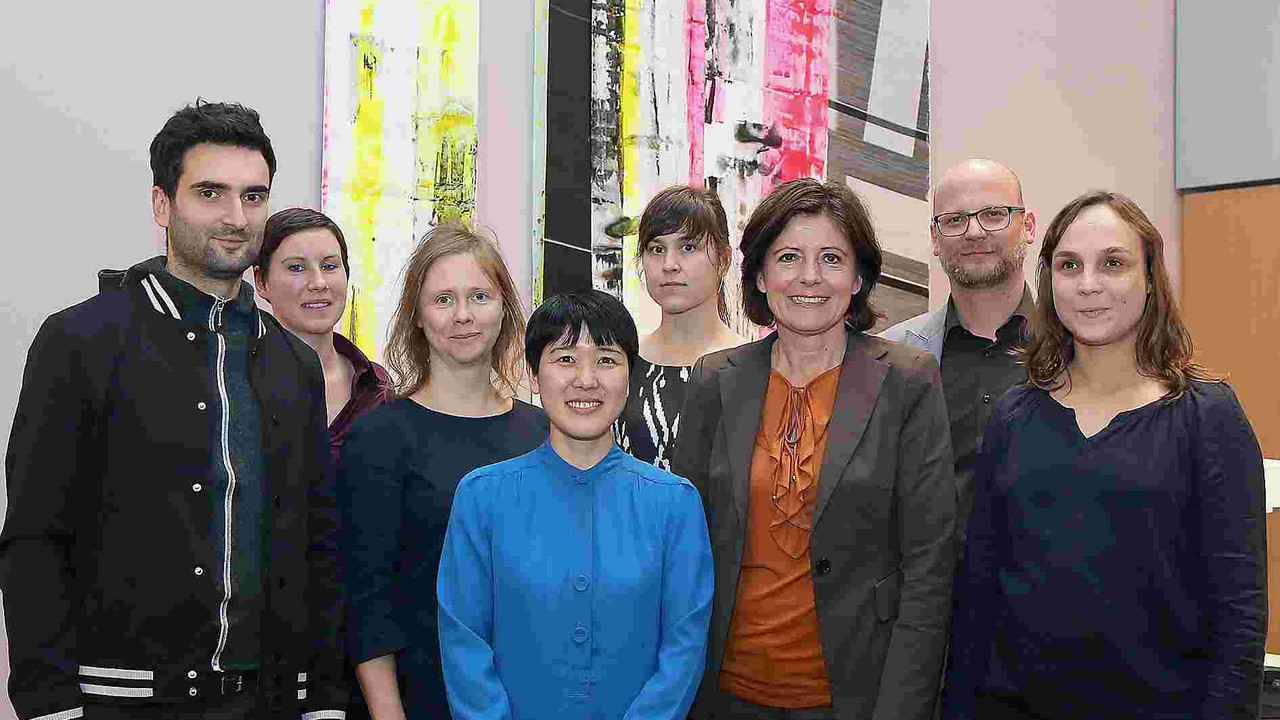 Gruppenbild mit den Stipendiatinnen und Stipendiaten 2013 des Künstlerhauses Schloss Balmoral – v.l.n.r. Stefan Eichhorn, Katrin Vatters (Schloss Balmoral), Astrid Busch, Akane Kimbara, Jennifer Danos, Ministerpräsidentin Malu Dreyer, Dr Oliver Kornho