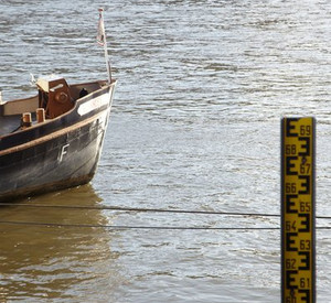 Schiffe auf dem Rhein mit Pegel; Bild: dpa-Archiv