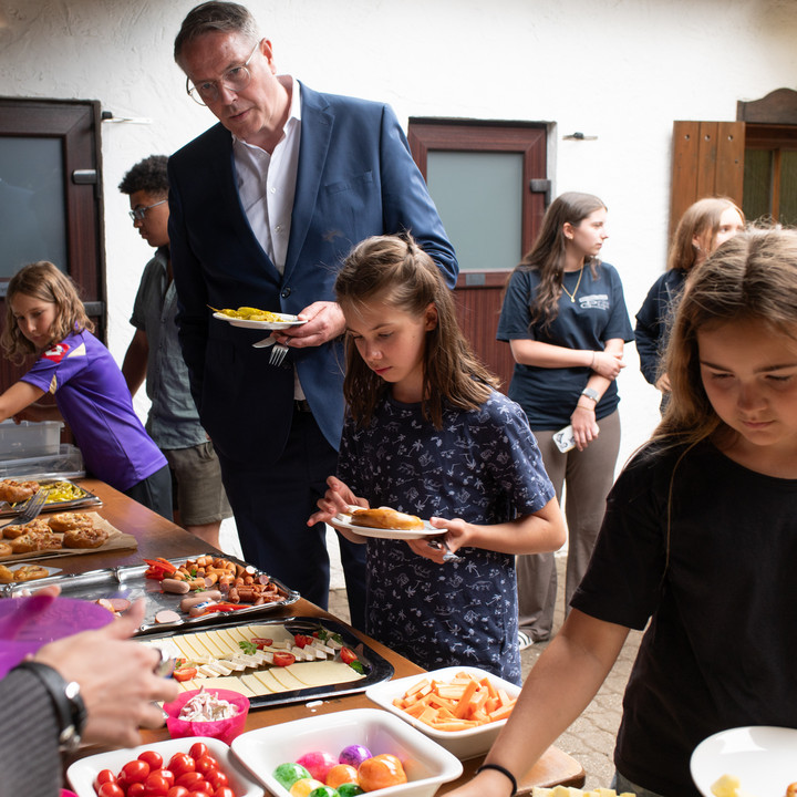 Ministerpräsident Alexander Schweitzer beim TSV-Zeltlager in Annweiler