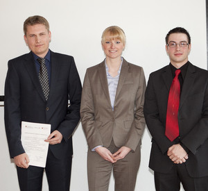 Staatsekretärin Reiß (r.) und Datenschutzbeauftragter Wagner (l.) mit den Preisträgern des Wissenschaftspreises; Bild: Datenschutz-rlp