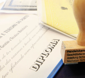 Diplomurkunde aus dem Ausland; Bild: dpa