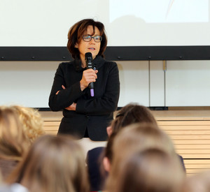 Europaministerin Margit Conrad bei einer Diskussion mit Schülerinnen und Schülern zum 50-jährigen Jubiläums des Deutsch-Französischen Freundschaftsvertrages. Bilder: Stefan Sämmer