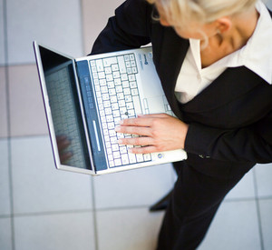 Frau mit Laptop; Bild: dpa