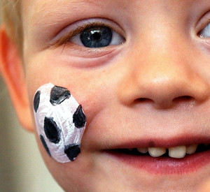 Kleiner Fußballfan; Bild: dpa