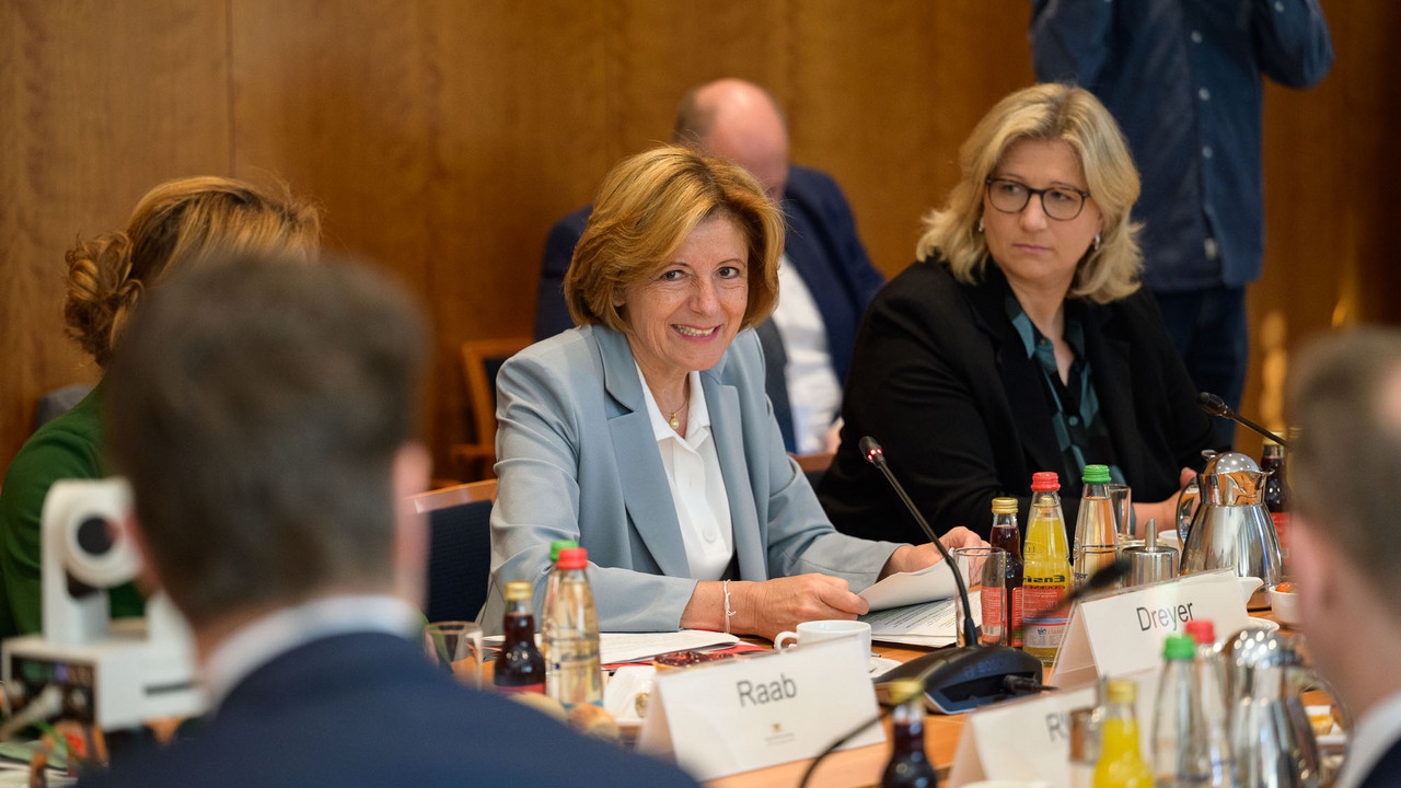 Malu Dreyer beim Treffen der Ministerpräsidentinnen und Ministerpräsidenten von Bayern, Baden-Württemberg, Hessen, Nordrhein-Westfalen, Rheinland-Pfalz und des Saarlandes