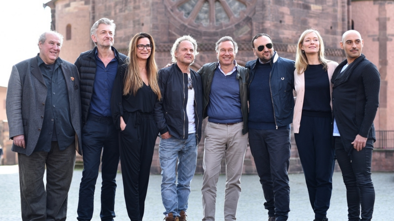 Die Schauspieler Josef Ostendorf (l-r), Dominic Raacke, Alexandra Kamp, Uwe Ochsenknecht, Intendant Nico Hofmann, Regisseur Nuran David Calis, Katja Weitzenböck und Ismail Deniz stehen vor dem Dom. 