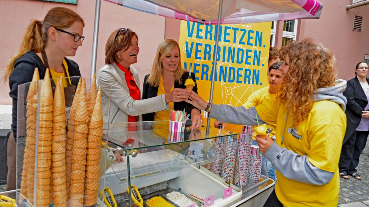 Eisverkauf am Museum.