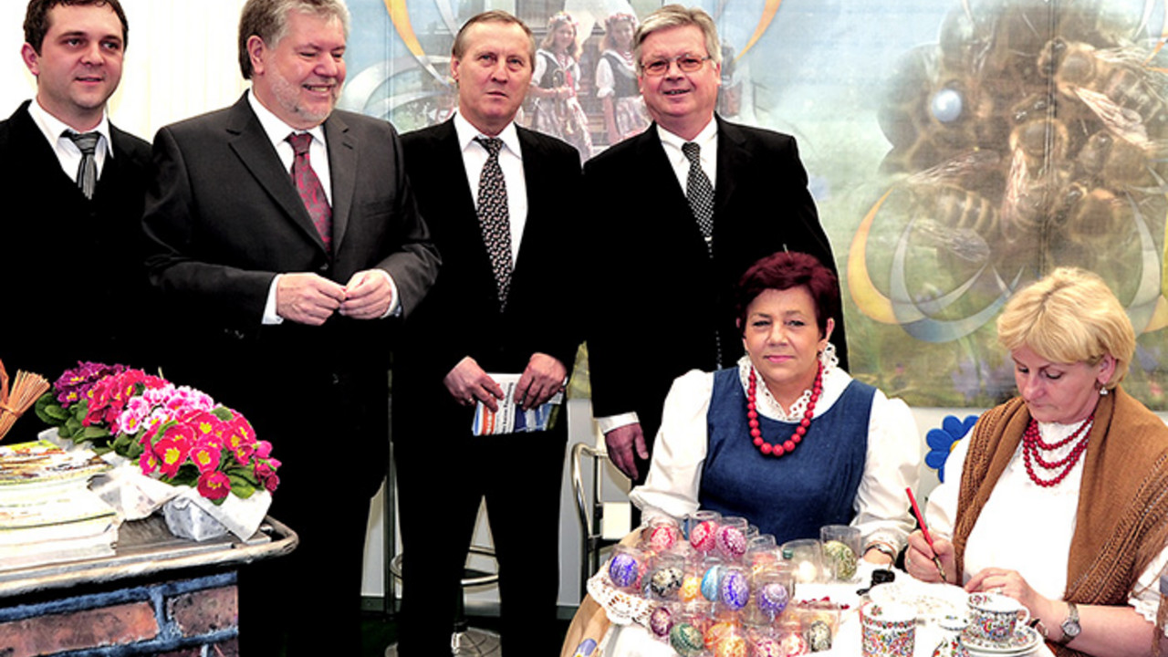 Ministerpräsident Beck beim Rundgang zur Eröffnung der Rheinland-Pfalz Ausstellung; Bild: Benz