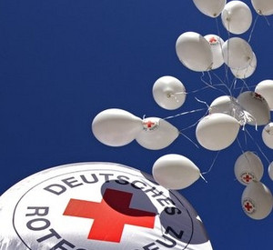 Logo des DRK mit Luftballons: rlp-Archiv, dpa