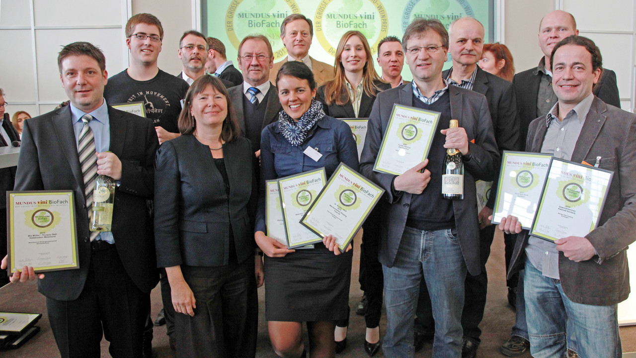 Ministerin Höfken mit den Preisträgern des Bio-Weinpreises MUNDUS VINI; Bild: Sämmer / © Staatskanzlei