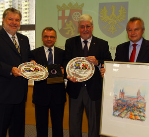 Austausch der Gastgeschenke; Bild: Krzysztof Swiderski / © Staatskanzlei