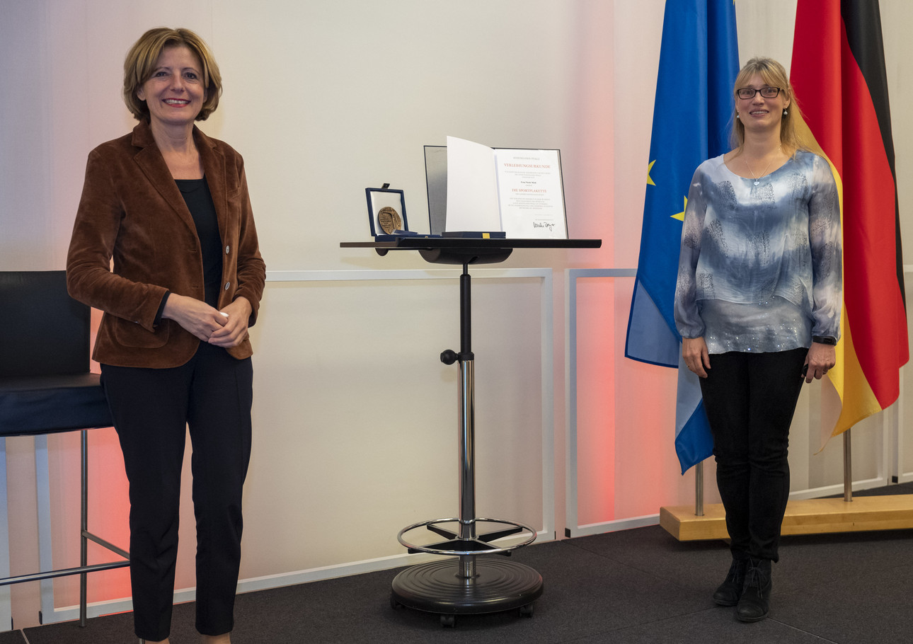 Ministerpräsidentin Malu Dreyer überreicht die Sportplakette