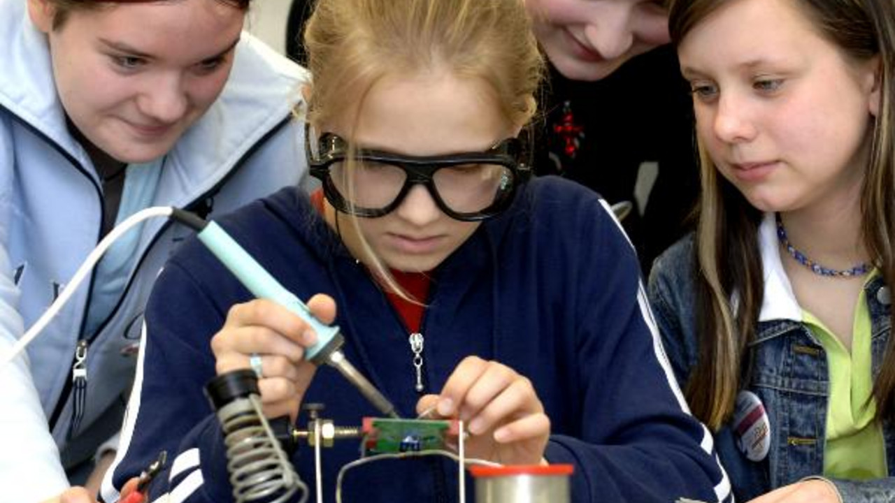Das Hofenfels-Gymnasium in Zweibrücken will den Physik-Unterricht nach Geschlechtern trennen und so Mädchen besonders fördern