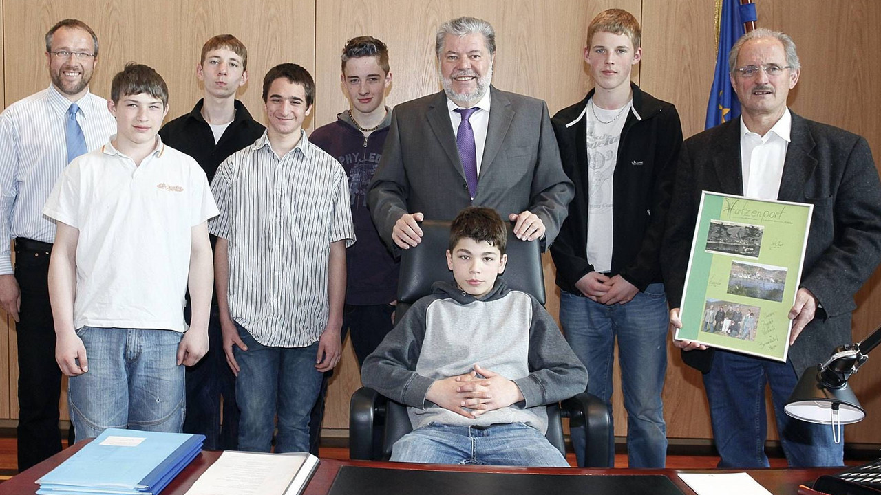Schüler besuchen Kurt Beck; Bild: Sämmer