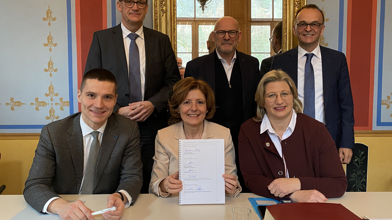 Vertragunterzeichnung grenzüberschreitender Bahnverkehr