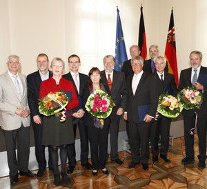 Ministerpräsident Kurt Beck und Justizminister Jochen Hartloff mit den neuen Trägerinnen und Trägern der beruflichen Ehrentitel; Bild: Martina Pipprich / © Staatskanzlei