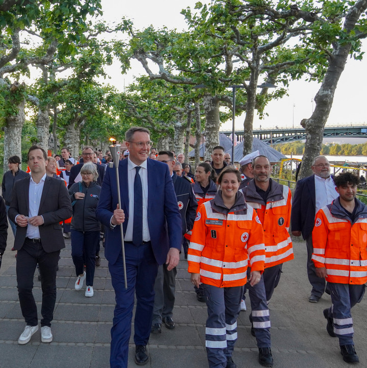 Ministerpräsident Alexander Schweitzer bei der Fiaccolata in Mainz