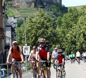 Radfahrer beim autofreien Raderlebnistag „Tal toTal" bei St. Goar im Hintergrund Burg Rheinfels; Bild: dpa