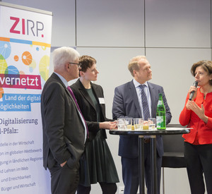 Gesprächsrunde bei Zirp um 8