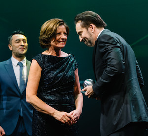 Bundesratspräsidentin Malu Dreyer überreicht Auszeichnung an Nicolas Cage.