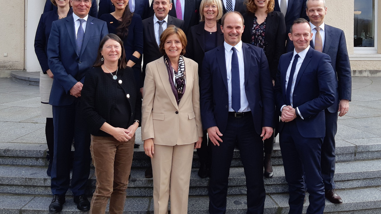 Gruppenfoto des Ministerrats mit dem Vorstand der BASF