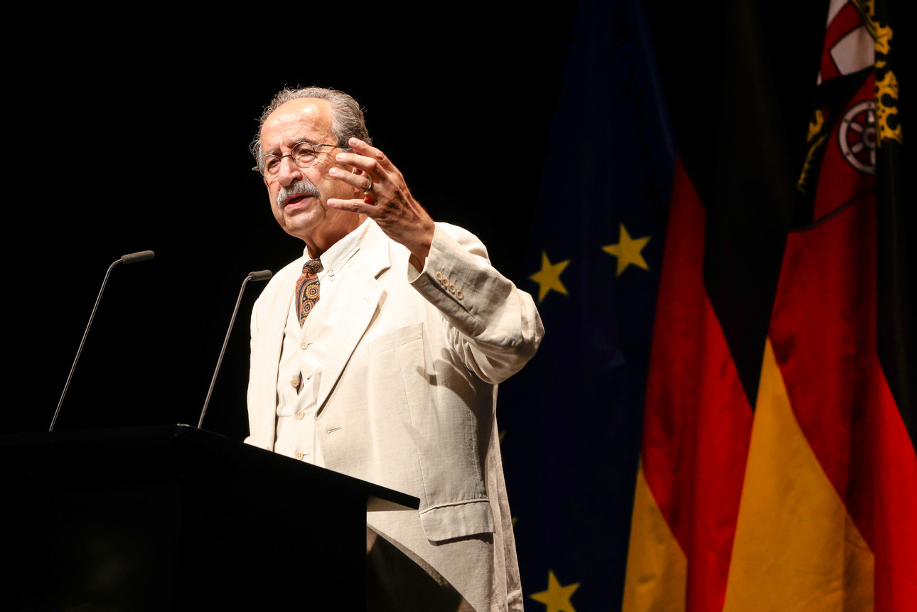 Ministerpräsidentin Malu Dreyer zeichnet den deutsch-syrischen Schriftsteller Rafik Schami mit der Carl-Zuckmayer-Medaille aus.
