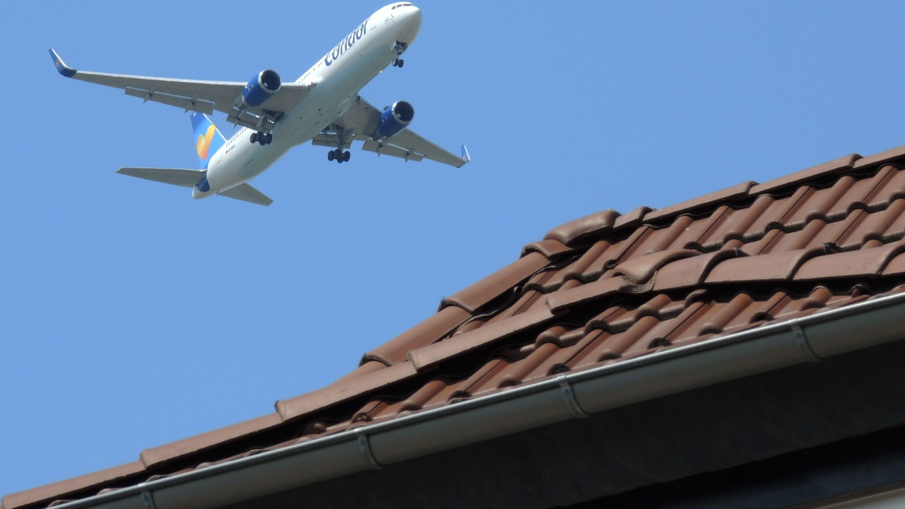 Flugzeug über Hausdach