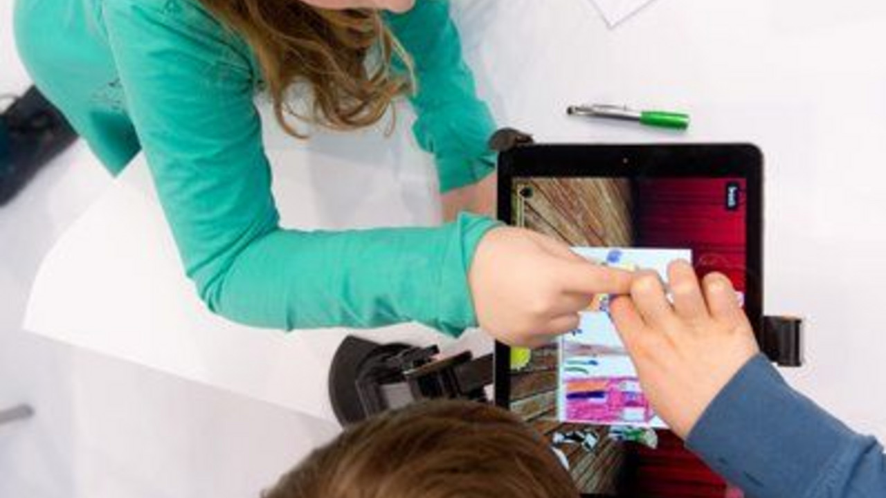 Kinder spielen mit einem Tablet-PC (Symbolbild); Bild: dpa