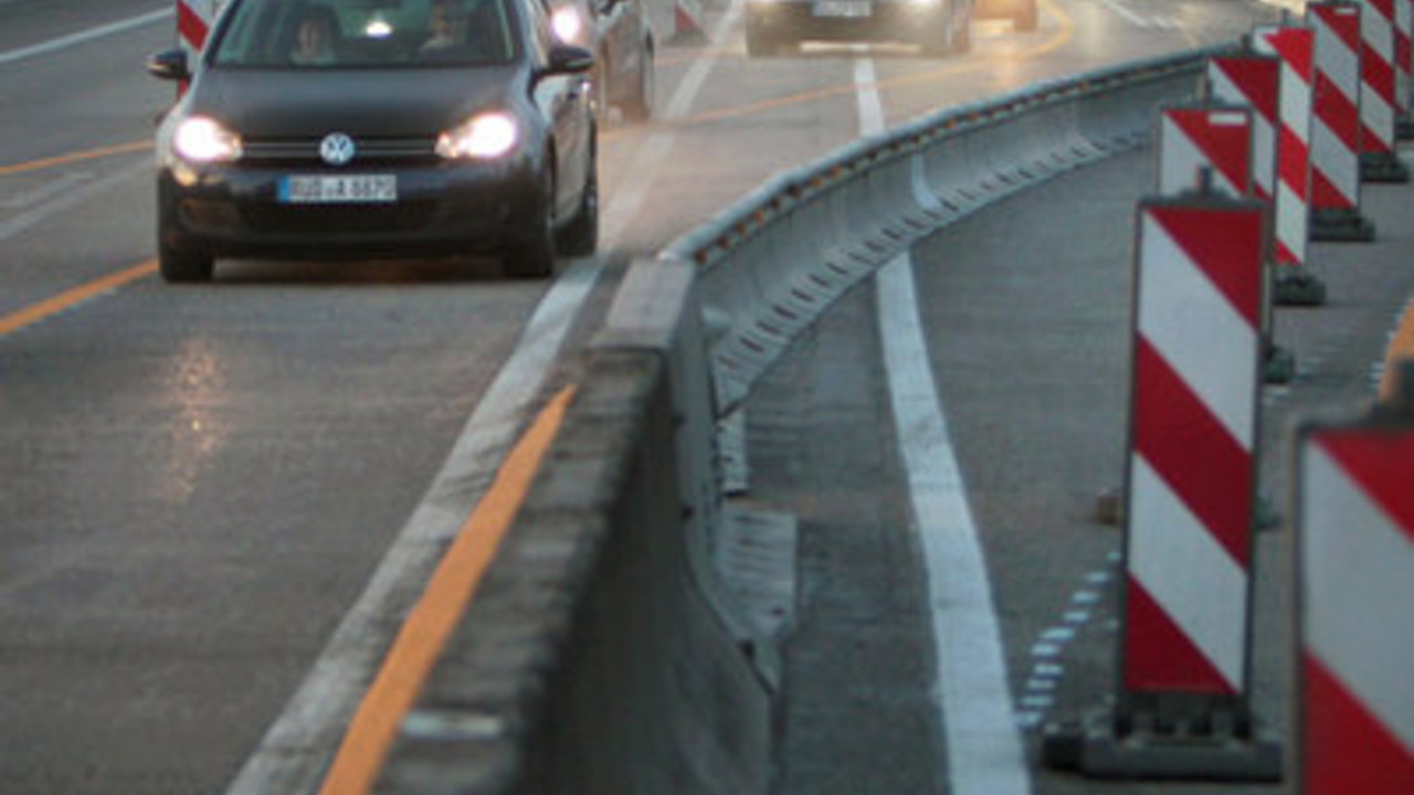 Der Verkehr auf der Schiersteiner Brücke ist für Fahrzeuge bis 3,5 Tonnen wieder freigegeben; Bild: Dpa