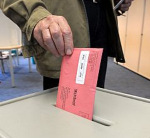 Mann an Wahlurne; Foto: rlp-Archiv