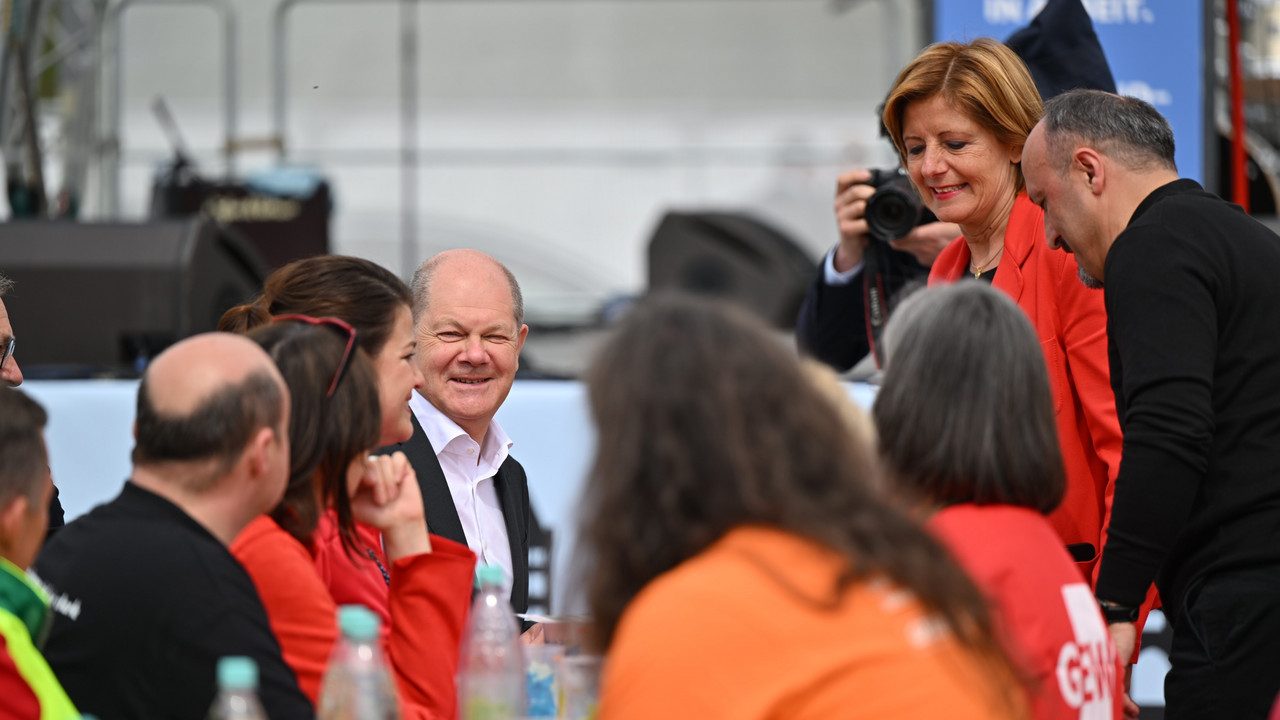 Bundeskanzler Olaf Scholz zusammen mit Ministerpräsidentin Malu Dreyer auf der 1. Mai Kundgebung des DGB am Deutschen Eck in Koblenz.