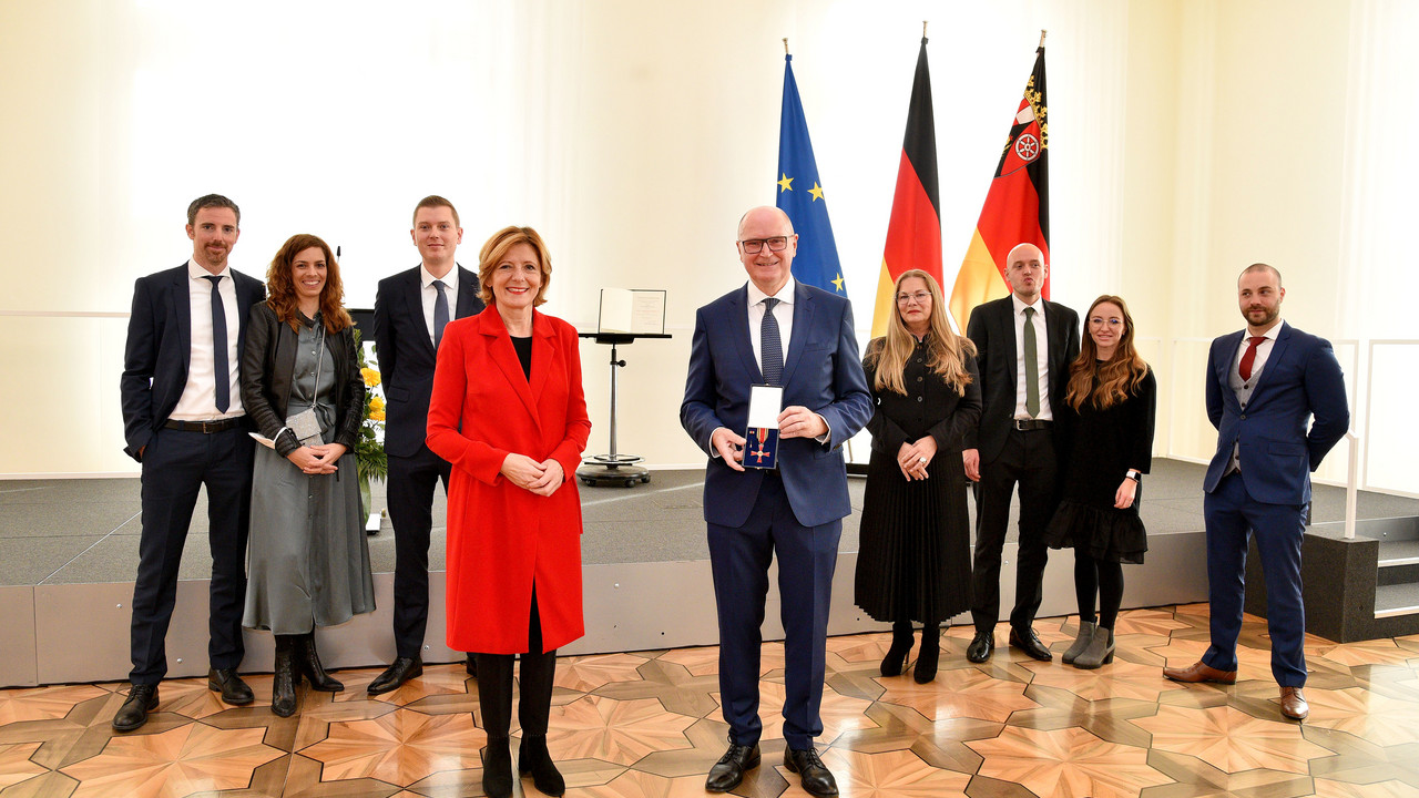 Verleihung des Bundesverdienstordens an Hans-Georg Schnücker