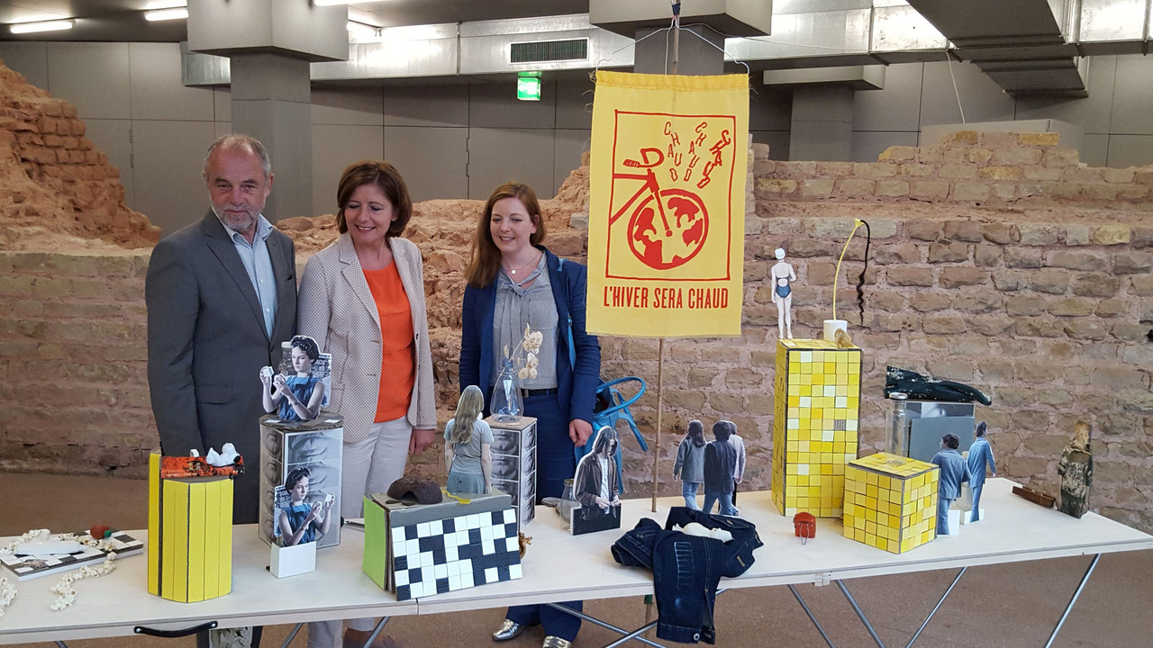 Ministerpräsidentin Malu Dreyer und ihr Ehemann Klaus Jensen mit der Kuratorin der Ausstellung, Julia Katharina Thiemann